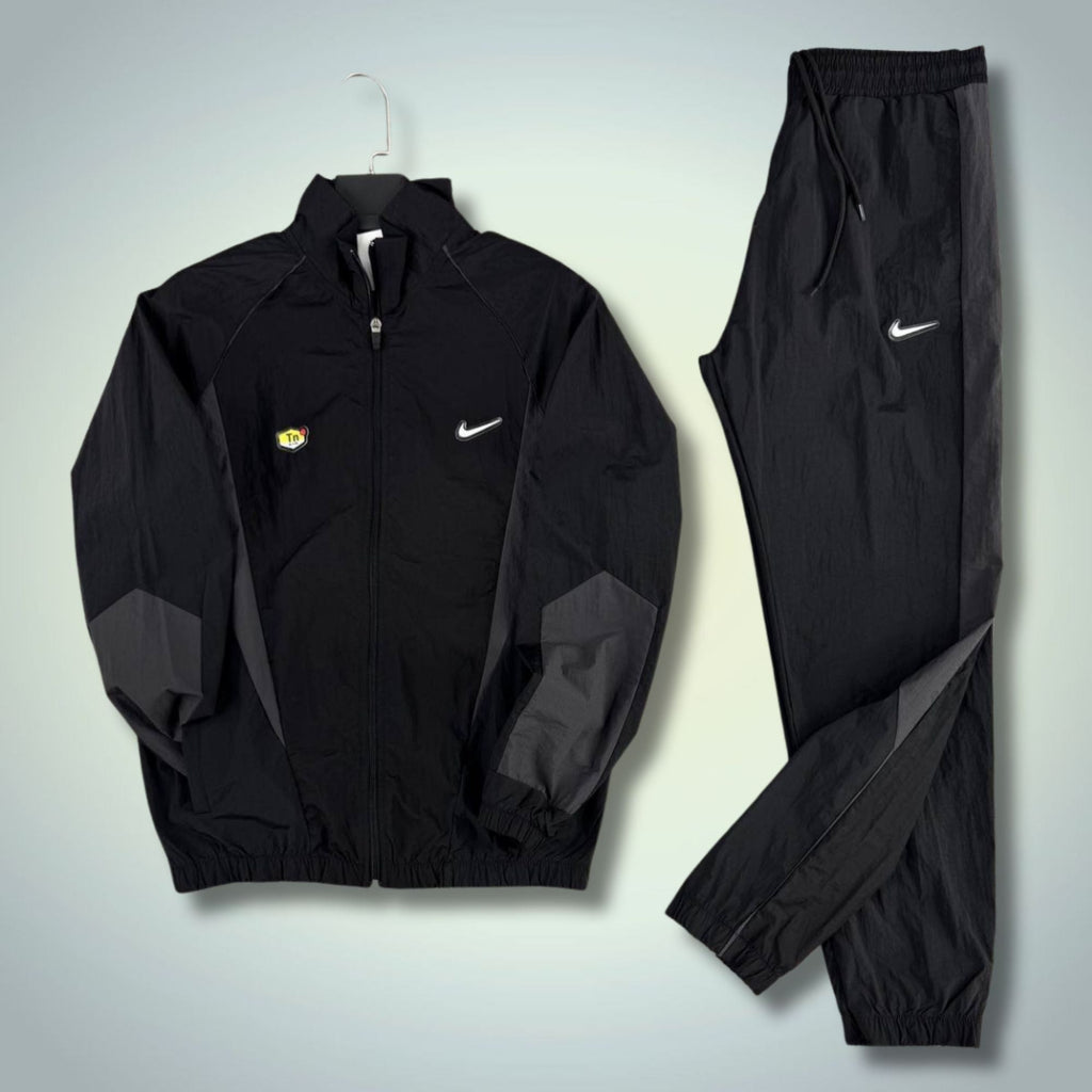 Nike TN moška vetrovka športna trenirka, črna z belim logotipom. Premium