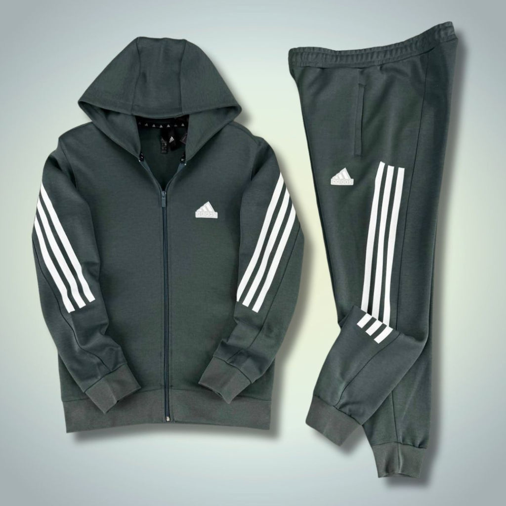 Adidas moška trenirka 2025, navpične črte, žajbljeva zelena. Premium kakovost