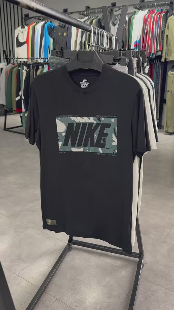 Nike moški komplet s kratkimi hlačami, Camo print, črno - siv. Vrhunska kakovost